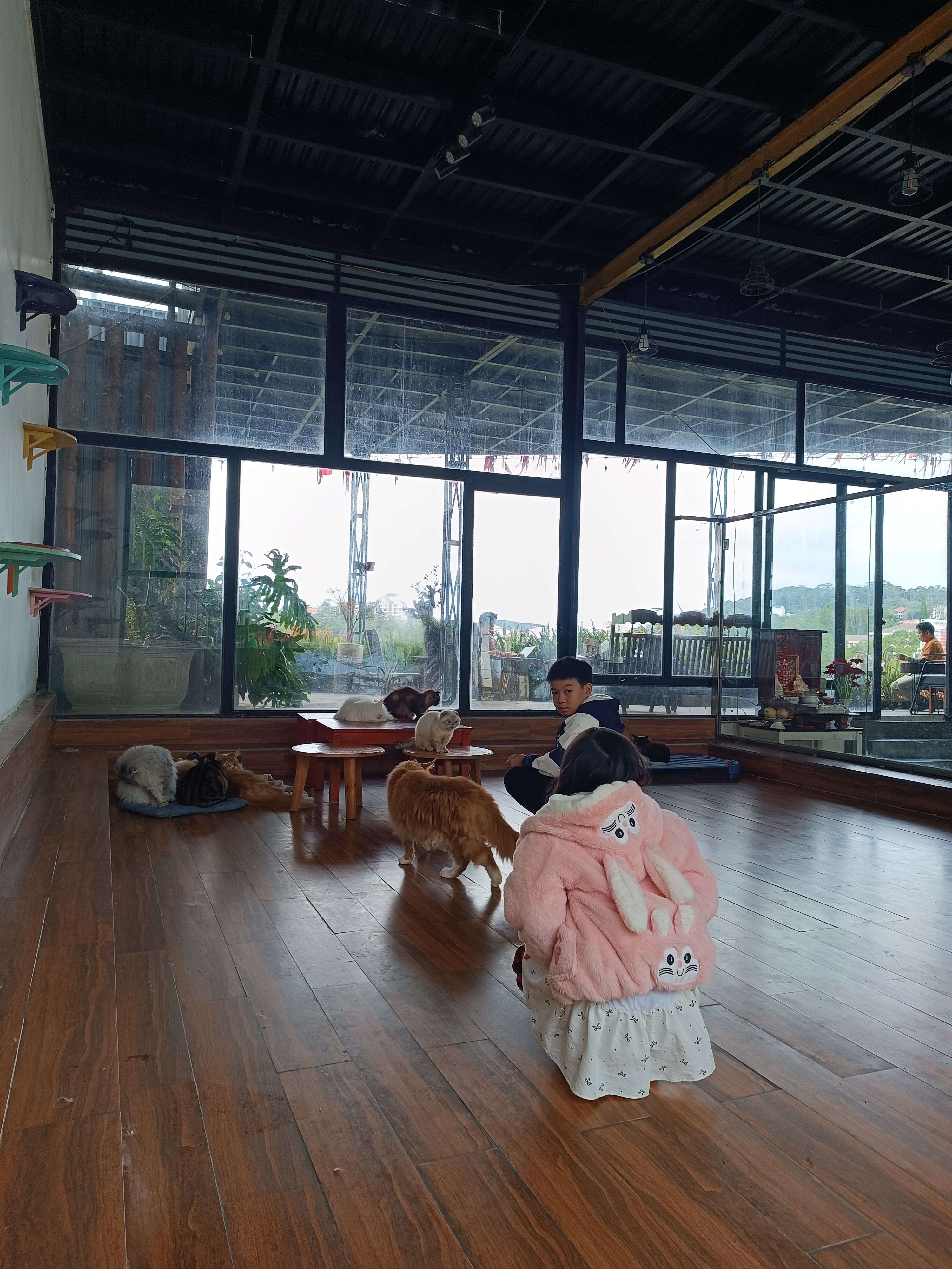 Chi tiết nội thất Dream House với ánh sáng dịu và tông màu tự nhiên