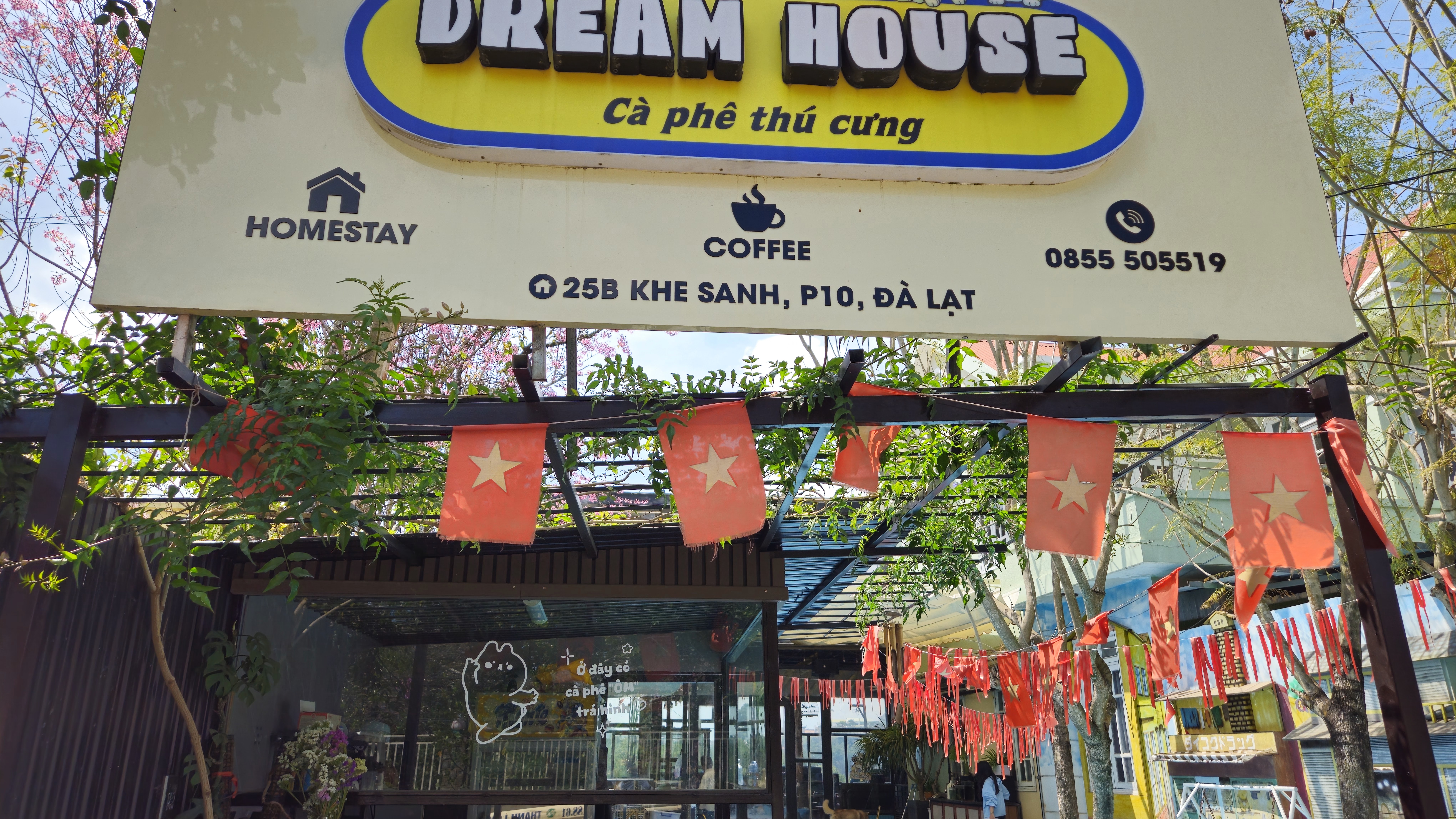 Không gian Dream House với sân và khu ngồi mở cho khách ghé thăm